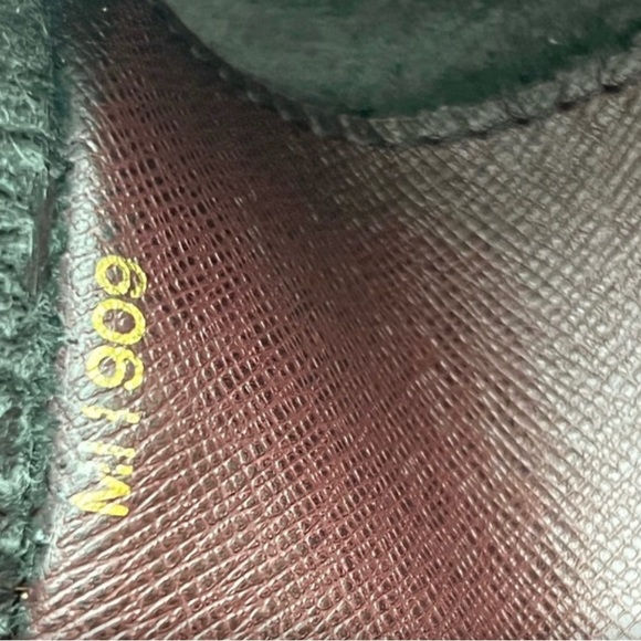 Louis Vuitton taiga document clutch with dustbag- Authentic - Picture 9 of 13